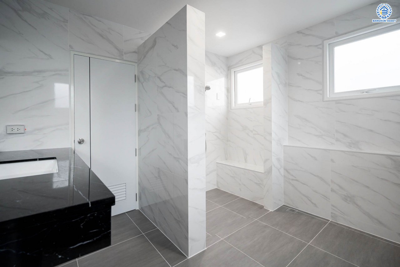 บ้านมือสองตกแต่งใหม่ โครงการ เพอร์เฟคมาสเตอร์พีซ รัตนาธิเบศร์ หลังใหญ่กว่า 91.4 ตร.ว. ฟังก์ชัน 3 ห้องนอน 5 ห้องน้ำ 1 ห้องแม่บ้าน จอดรถได้ 2 คัน พร้อมบรรยากาศโครงการสุด Luxury บนทำเลเชื่อมต่อทุกการเดินทาง ใกล้รถไฟฟ้าสายสีม่วง "สถานีไทรม้า" และจุดขึ้นทางด่วน "งามวงศ์วาน"